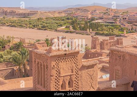 Ansicht des Wadi, die alte und die neue Stadt aus dem Inneren der Ksar Ait Benhaddou Stockfoto