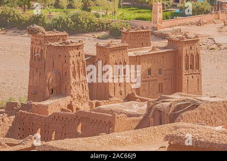 Nahaufnahme der Wehrtürme in Adobe aus dem Inneren der Ksar Ait Benhaddou Stockfoto