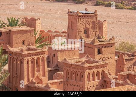 Der Blick auf die wehrtürme in Adobe aus dem Inneren der Ksar Ait Benhaddou Stockfoto