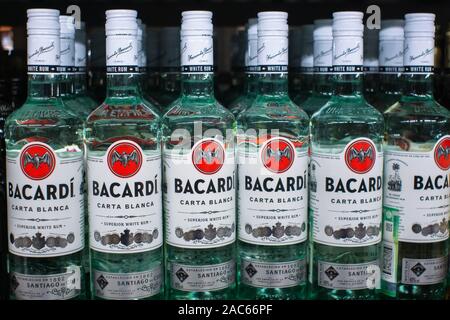 Tjumen, Russia-November 05, 2019: Flasche Bacardi Carta Blanca Superior Marke weisser Rum in einem Supermarkt Stockfoto