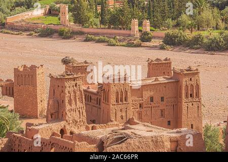 Den Blick auf das Wadi, die alte und die neue Stadt aus dem Inneren der Ksar Ait Benhaddou Stockfoto