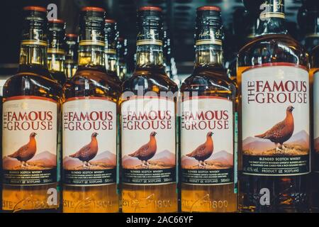 Tjumen, Russia-November 05, 2019: Starkes alkoholisches Getränk Famous Grouse Scotch Whiskey Verkauf in den Geschäften Metro Cash und Carry Stockfoto