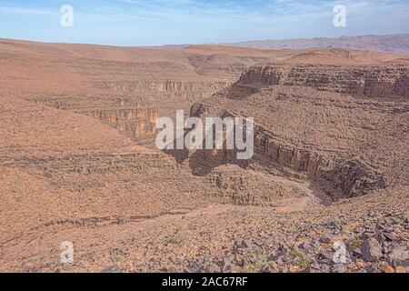 Blick nach unten in einen Canyon auf dem Tizi'n-Tinififft Mountain pass auf Straße 9 zwischen Ouarzazate und Agdz Stockfoto