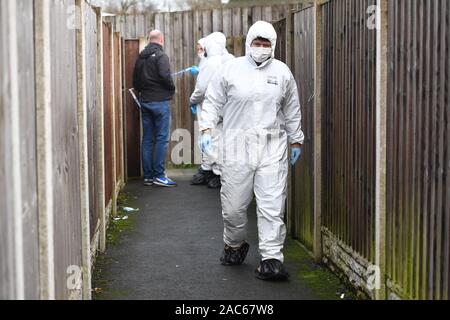 Forensische Offiziere an eine Eigenschaft in Lanehead Road, Stoke-on-Trent in Woverhampton Straße, Stafford, dass zur London Bridge terroristische Angreifer Usman Khan verbunden ist. Stockfoto