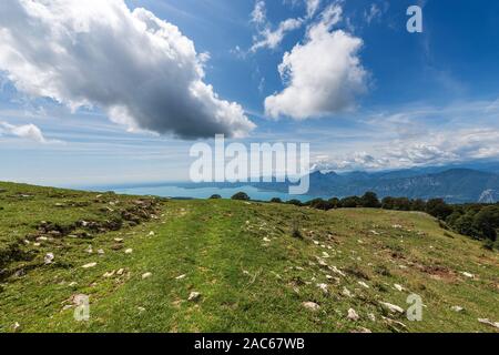 Luftaufnahme der Gardasee mit grünen Wiesen und Weiden in den Alpen, Blick vom Monte Baldo. Veneto und Lombardei, Italien, Südeuropa Stockfoto