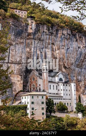 Madonna della Corona, Heiligtum der Muttergottes von der Krone. Am Berghang gebaut (Berg Baldo) mit Blick auf das Etschtal, Spiazzi Dorf Stockfoto