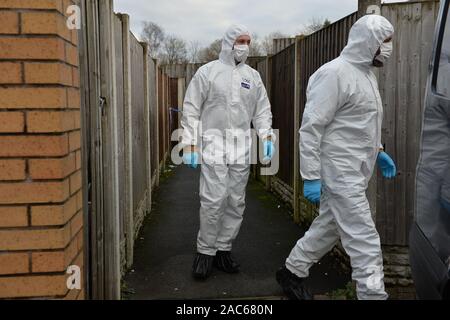 Forensische Offiziere an eine Eigenschaft in Lanehead Road, Stoke-on-Trent in Woverhampton Straße, Stafford, dass zur London Bridge terroristische Angreifer Usman Khan verbunden ist. Stockfoto