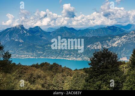 Gardasee und Alpen, Luftaufnahme vom Monte Baldo in der Nähe von Verona. Veneto und Lombardei, Italien, Südeuropa Stockfoto