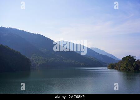 Phewa See und die umliegenden Hügel von Basundhara Park Stockfoto