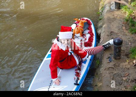 Tonbridge, Kent, Großbritannien. 01. Dezember 2019. Jetzt ist es 9. Jahr der Stand Up for Cancer santa Paddleboard Run ist eine gemeinnützige Veranstaltung, die von Jay Manning, einem professionellen Paddle-Boarder, der ähnliche Veranstaltungen im ganzen Land für die letzten neun Jahre durchgeführt hat gestartet. Dieses Mal findet die Veranstaltung auf dem Medway in Tonbridge in Kent mit einem Start von 12 Uhr mittags statt, die Mitglieder der Öffentlichkeit werden ermutigt, diese Veranstaltung zu beobachten und zu spenden. © Paul Lawrenson 2019. Foto-Kredit: Paul Lawrenson/Alamy Live Nachrichten Stockfoto