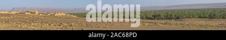 Panorama der Draa Tal mit Dattelpalmen in der Nähe von Ksar Tissergate auf Straße 9 nördlich von Zagora Stockfoto