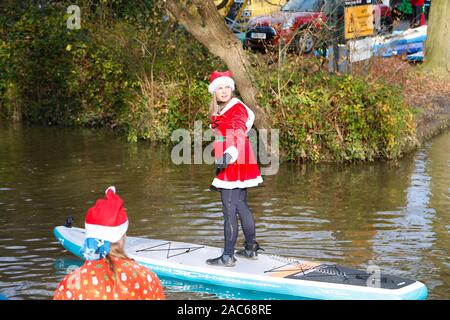 Tonbridge, Kent, Großbritannien. 01. Dezember 2019. Jetzt ist es 9. Jahr der Stand Up for Cancer santa Paddleboard Run ist eine gemeinnützige Veranstaltung, die von Jay Manning, einem professionellen Paddle-Boarder, der ähnliche Veranstaltungen im ganzen Land für die letzten neun Jahre durchgeführt hat gestartet. Dieses Mal findet die Veranstaltung auf dem Medway in Tonbridge in Kent mit einem Start von 12 Uhr mittags statt, die Mitglieder der Öffentlichkeit werden ermutigt, diese Veranstaltung zu beobachten und zu spenden. © Paul Lawrenson 2019. Foto-Kredit: Paul Lawrenson/Alamy Live Nachrichten Stockfoto