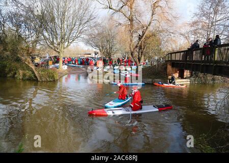 Tonbridge, Kent, Großbritannien. 01. Dezember 2019. Jetzt ist es 9. Jahr der Stand Up for Cancer santa Paddleboard Run ist eine gemeinnützige Veranstaltung, die von Jay Manning, einem professionellen Paddle-Boarder, der ähnliche Veranstaltungen im ganzen Land für die letzten neun Jahre durchgeführt hat gestartet. Dieses Mal findet die Veranstaltung auf dem Medway in Tonbridge in Kent mit einem Start von 12 Uhr mittags statt, die Mitglieder der Öffentlichkeit werden ermutigt, diese Veranstaltung zu beobachten und zu spenden. © Paul Lawrenson 2019. Foto-Kredit: Paul Lawrenson/Alamy Live Nachrichten Stockfoto