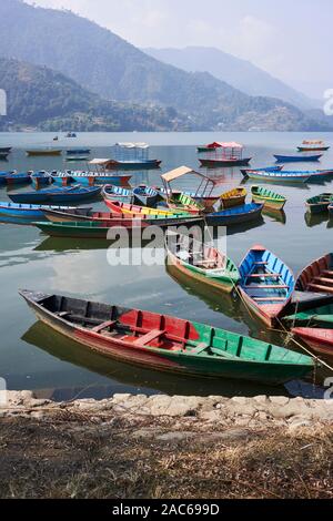 Bunte touristische Ruderboote auf dem See Phewa Stockfoto