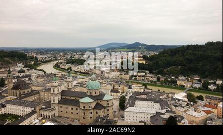 Blick über die Stadt Salzburg, Österreich, genommen von der Hohensalburg Burg Blick Stockfoto