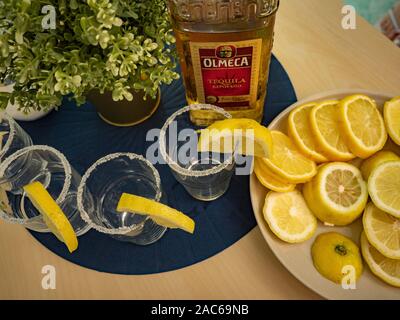 Malaysia, Penang - Oktober 2019: eine Tabelle mit Tequila und frischen Zitronen Stockfoto