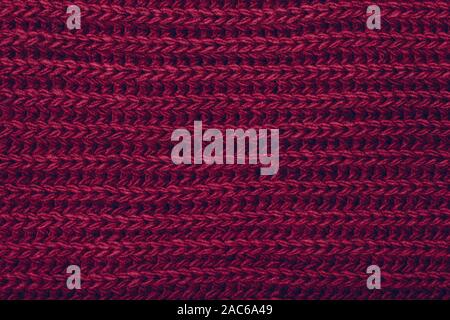 Gestrickter Schal magenta Textur. Das Konzept der Gemütliche, komfortabel, warm, weich oder Winter Stockfoto
