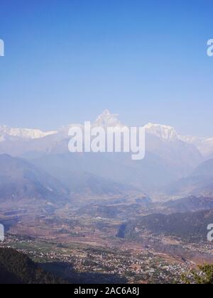 Machupuchare Bergkette von Sarangkot Tower View Stockfoto