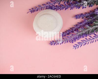 Lavendel und Spa Steine auf blauem Hintergrund Stockfoto