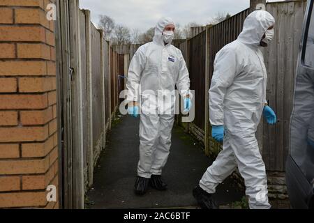 Erneut ZUR ÄNDERUNG DER BESCHRIFTUNG DER FORENSISCHEN Offiziere an eine Eigenschaft in Lanehead Road, Stoke-on-Trent, die London Bridge terroristische Angreifer Usman Khan verbunden ist. Stockfoto