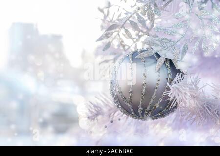 Purple Christmas Ball Dekoration am Weihnachtsbaum. Neues Jahr Stimmung, schönes Licht, Tonisierung, Konzept, große Plan. kopieren. Stockfoto