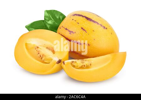 Frische Pepino Obst mit Blättern auf weißem Hintergrund. Stockfoto