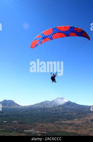 Neben Paragliding-Aktivitäten wird Puncak Megasari häufig mit Mountainbike- und Trails besucht Stockfoto