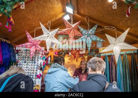 Weihnachtsmarkt in Winchester, Hampshire, UK-Marktstand verkaufen sternförmigen Lichtern Stockfoto