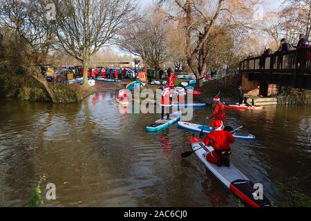 Tonbridge, Kent, Großbritannien. 01. Dezember 2019. Jetzt ist es 9. Jahr der Stand Up for Cancer santa Paddleboard Run ist eine gemeinnützige Veranstaltung, die von Jay Manning, einem professionellen Paddle-Boarder, der ähnliche Veranstaltungen im ganzen Land für die letzten neun Jahre durchgeführt hat gestartet. Dieses Mal findet die Veranstaltung auf dem Medway in Tonbridge in Kent mit einem Start von 12 Uhr mittags statt, die Mitglieder der Öffentlichkeit werden ermutigt, diese Veranstaltung zu beobachten und zu spenden. © Paul Lawrenson 2019. Foto-Kredit: Paul Lawrenson/Alamy Live Nachrichten Stockfoto