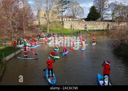 Tonbridge, Kent, Großbritannien. 01. Dezember 2019. Jetzt ist es 9. Jahr der Stand Up for Cancer santa Paddleboard Run ist eine gemeinnützige Veranstaltung, die von Jay Manning, einem professionellen Paddle-Boarder, der ähnliche Veranstaltungen im ganzen Land für die letzten neun Jahre durchgeführt hat gestartet. Dieses Mal findet die Veranstaltung auf dem Medway in Tonbridge in Kent mit einem Start von 12 Uhr mittags statt, die Mitglieder der Öffentlichkeit werden ermutigt, diese Veranstaltung zu beobachten und zu spenden. © Paul Lawrenson 2019. Foto-Kredit: Paul Lawrenson/Alamy Live Nachrichten Stockfoto