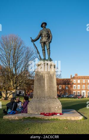 King's Royal Rifle Corps Memorial (Soldat Statue) außerhalb der Kathedrale von Winchester, Hampshire, England, Großbritannien Stockfoto