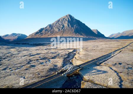 Buachaille Etive Mor im winter frost öde Leere Moor- und Straßenbrücke beliebt für den Schottischen Tourismus Schottland Großbritannien Stockfoto