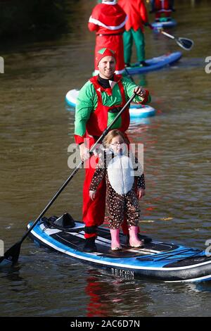 Tonbridge, Kent, Großbritannien. 01. Dezember 2019. Jetzt ist es 9. Jahr der Stand Up for Cancer santa Paddleboard Run ist eine gemeinnützige Veranstaltung, die von Jay Manning, einem professionellen Paddle-Boarder, der ähnliche Veranstaltungen im ganzen Land für die letzten neun Jahre durchgeführt hat gestartet. Dieses Mal findet die Veranstaltung auf dem Medway in Tonbridge in Kent mit einem Start von 12 Uhr mittags statt, die Mitglieder der Öffentlichkeit werden ermutigt, diese Veranstaltung zu beobachten und zu spenden. © Paul Lawrenson 2019. Foto-Kredit: Paul Lawrenson/Alamy Live Nachrichten Stockfoto