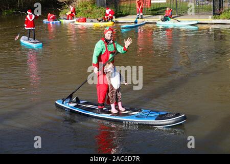 Tonbridge, Kent, Großbritannien. 01. Dezember 2019. Jetzt ist es 9. Jahr der Stand Up for Cancer santa Paddleboard Run ist eine gemeinnützige Veranstaltung, die von Jay Manning, einem professionellen Paddle-Boarder, der ähnliche Veranstaltungen im ganzen Land für die letzten neun Jahre durchgeführt hat gestartet. Dieses Mal findet die Veranstaltung auf dem Medway in Tonbridge in Kent mit einem Start von 12 Uhr mittags statt, die Mitglieder der Öffentlichkeit werden ermutigt, diese Veranstaltung zu beobachten und zu spenden. © Paul Lawrenson 2019. Foto-Kredit: Paul Lawrenson/Alamy Live Nachrichten Stockfoto