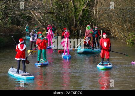 Tonbridge, Kent, Großbritannien. 01. Dezember 2019. Jetzt ist es 9. Jahr der Stand Up for Cancer santa Paddleboard Run ist eine gemeinnützige Veranstaltung, die von Jay Manning, einem professionellen Paddle-Boarder, der ähnliche Veranstaltungen im ganzen Land für die letzten neun Jahre durchgeführt hat gestartet. Dieses Mal findet die Veranstaltung auf dem Medway in Tonbridge in Kent mit einem Start von 12 Uhr mittags statt, die Mitglieder der Öffentlichkeit werden ermutigt, diese Veranstaltung zu beobachten und zu spenden. © Paul Lawrenson 2019. Foto-Kredit: Paul Lawrenson/Alamy Live Nachrichten Stockfoto