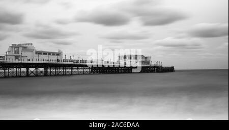 Worthing Seebrücke und Strand Sussex Stockfoto