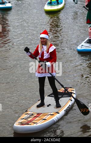 Tonbridge, Kent, Großbritannien. 01. Dezember 2019. Jetzt ist es 9. Jahr der Stand Up for Cancer santa Paddleboard Run ist eine gemeinnützige Veranstaltung, die von Jay Manning, einem professionellen Paddle-Boarder, der ähnliche Veranstaltungen im ganzen Land für die letzten neun Jahre durchgeführt hat gestartet. Dieses Mal findet die Veranstaltung auf dem Medway in Tonbridge in Kent mit einem Start von 12 Uhr mittags statt, die Mitglieder der Öffentlichkeit werden ermutigt, diese Veranstaltung zu beobachten und zu spenden. © Paul Lawrenson 2019. Foto-Kredit: Paul Lawrenson/Alamy Live Nachrichten Stockfoto