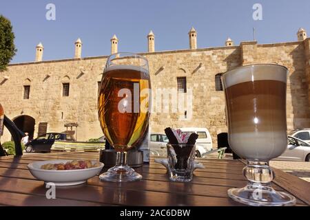 Latte Macciato, Bier und Knabberei, im Hintergrund Büyük Han (Grosse Herberge) - frühere Karawanserei, Nikosia/Lefkosia, Türkische Republik Nordzyp Stockfoto