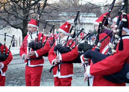 Edinburgh, Schottland, Großbritannien. Dezember 2019. Die Spendenaktion "Santa" in Edinburgh führt in den West Princes Street Gardens durch und erhöht das Geld für kranke Kinder, Wenn Sie Eine Sternenhilfe wünschen. Stockbridge Pfeifband in santa Kostümen. Credit: Craig Brown/Alamy Live News Stockfoto