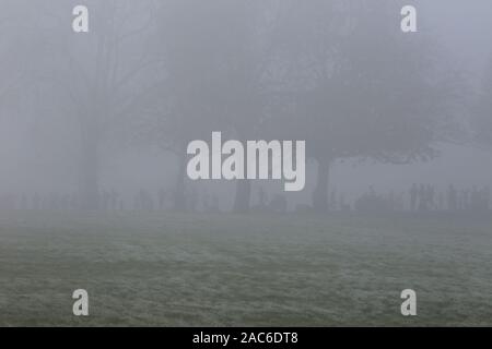 London, Großbritannien. 30 Nov, 2019. Athleten jog inmitten dichter Nebel in Finsbury Park, nördlich von London. Credit: Dinendra Haria/SOPA Images/ZUMA Draht/Alamy leben Nachrichten Stockfoto