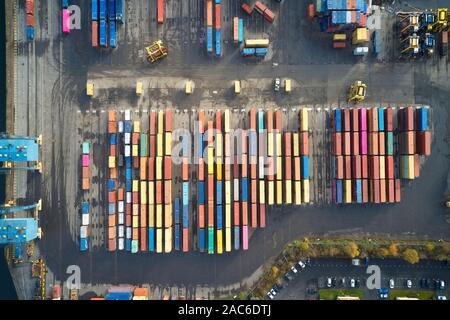 Behälter lagern in Logistik Port Terminal für den Export mit Multi Color Luftbild von oben Stockfoto