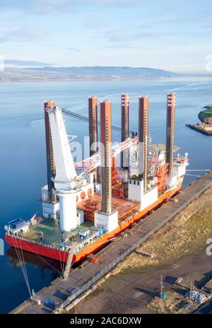 Barge Schiff kranbau am Dock Hafen im meer ozean Luftbild von oben auf den Schiffbau Stockfoto