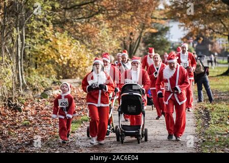London, Großbritannien. 1. Dez 2019. Rund 200 Läufer melden Sie den jährlichen 5k Santa Strich in Bexleyheath von danson Park für wohltätige Zwecke. Credit: Guy Corbishley/Alamy leben Nachrichten Stockfoto