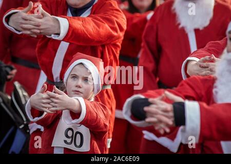 London, Großbritannien. 1. Dez 2019. Rund 200 Läufer melden Sie den jährlichen 5k Santa Strich in Bexleyheath von danson Park für wohltätige Zwecke. Credit: Guy Corbishley/Alamy leben Nachrichten Stockfoto
