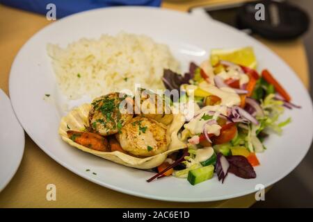 Frühstück mit frischem Salat mit fishcakes und Reis in Schottland Stockfoto