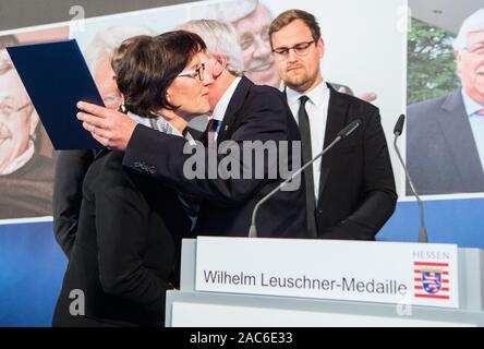 Wiesbaden, Deutschland. 01 Dez, 2019. Irmgard Braun-Lübcke (L-R), die Frau von Walter Lübcke, ist von Volker Bouffier (CDU), Ministerpräsident von Hessen angenommen, bei der Preisverleihung. Jan-Hendrik Lübcke, Sohn von Walter Lübcke, dahinter steht. Die Wilhelm Leuschner Medaille 2019 wird posthum an Walter Lübcke (CDU), ehemaliger Präsident des Kasseler Regierung, die im Juni erschossen wurde ausgezeichnet. Die Staatsanwaltschaft geht davon aus, einen rechtsextremen Hintergrund. Credit: Andreas Arnold/dpa/Alamy leben Nachrichten Stockfoto