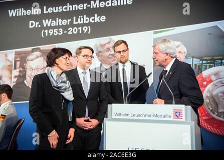 Wiesbaden, Deutschland. 01 Dez, 2019. Irmgard Braun-Lübcke (L-R), die Frau von Walter Lübcke, Christoph und Jan-Hendrik Lübcke, Söhne von Walter Lübcke, und Volker Bouffier (CDU), Ministerpräsident von Hessen, gemeinsam bei der Preisverleihung. Die Wilhelm Leuschner Medaille 2019 wird posthum an Walter Lübcke (CDU), ehemaliger Präsident des Kasseler Regierung, die im Juni erschossen wurde ausgezeichnet. Die Staatsanwaltschaft geht davon aus, einen rechtsextremen Hintergrund. Credit: Andreas Arnold/dpa/Alamy leben Nachrichten Stockfoto