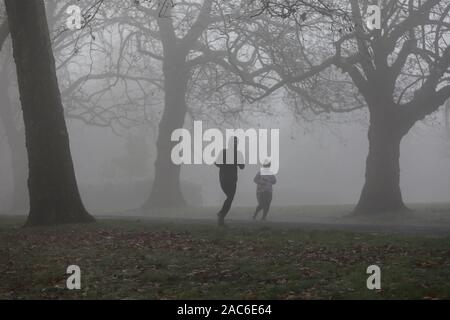 London, Großbritannien. 30 Nov, 2019. Athleten jog inmitten dichter Nebel in Finsbury Park, nördlich von London. Credit: Dinendra Haria/SOPA Images/ZUMA Draht/Alamy leben Nachrichten Stockfoto