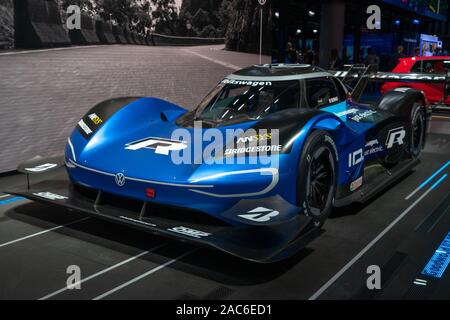 Frankfurt am Main, Deutschland - 20. September 2019: Blaue Prototyp vollelektrischen Fahrzeug Volkswagen-ID. R auf der Frankfurter Internationalen Automobilausstellung IAA 2 Stockfoto