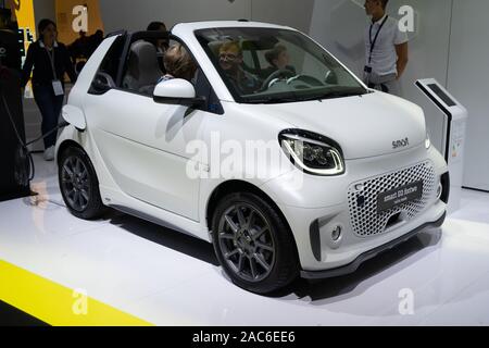 FRANKFURT, Deutschland - 20. SEPTEMBER 2019: gelb SMART EQ FORTWO kleine Elektroautos von MERCEDES-BENZ, Iaa Auto Ausstellung. Stockfoto